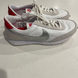 Nike Women’s Daybreak - White/Silver/Red